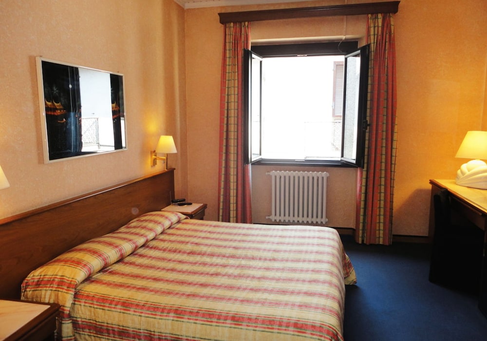 Standard Room, 1 Queen Bed - Photo 6