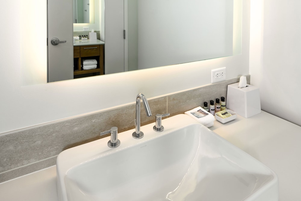 Suite, 1 Bedroom - Photo 6