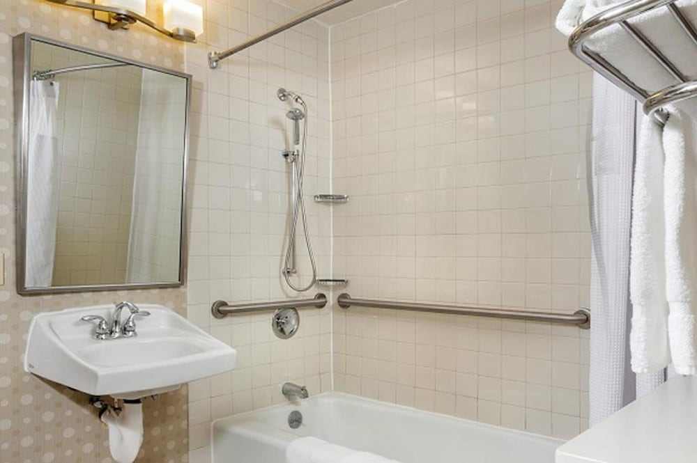 Deluxe Room, 1 Queen Bed, Non Smoking photo 3
