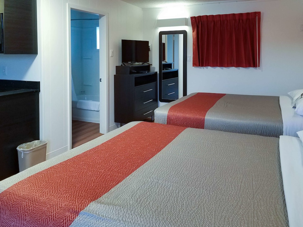 Deluxe Suite, 2 Queen Beds, Non Smoking, Kitchenette