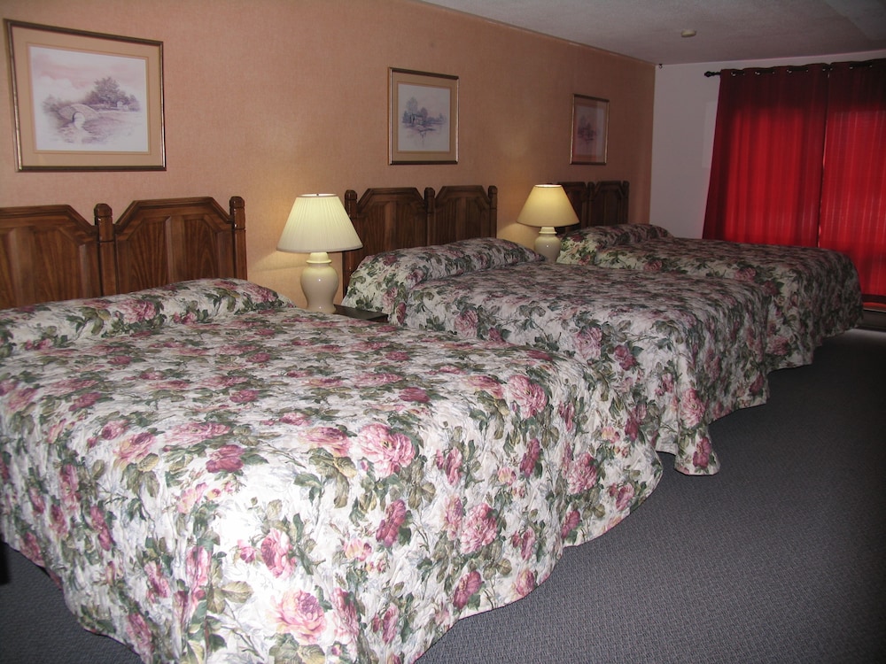 Triple Room, 3 Queen Beds photo 3