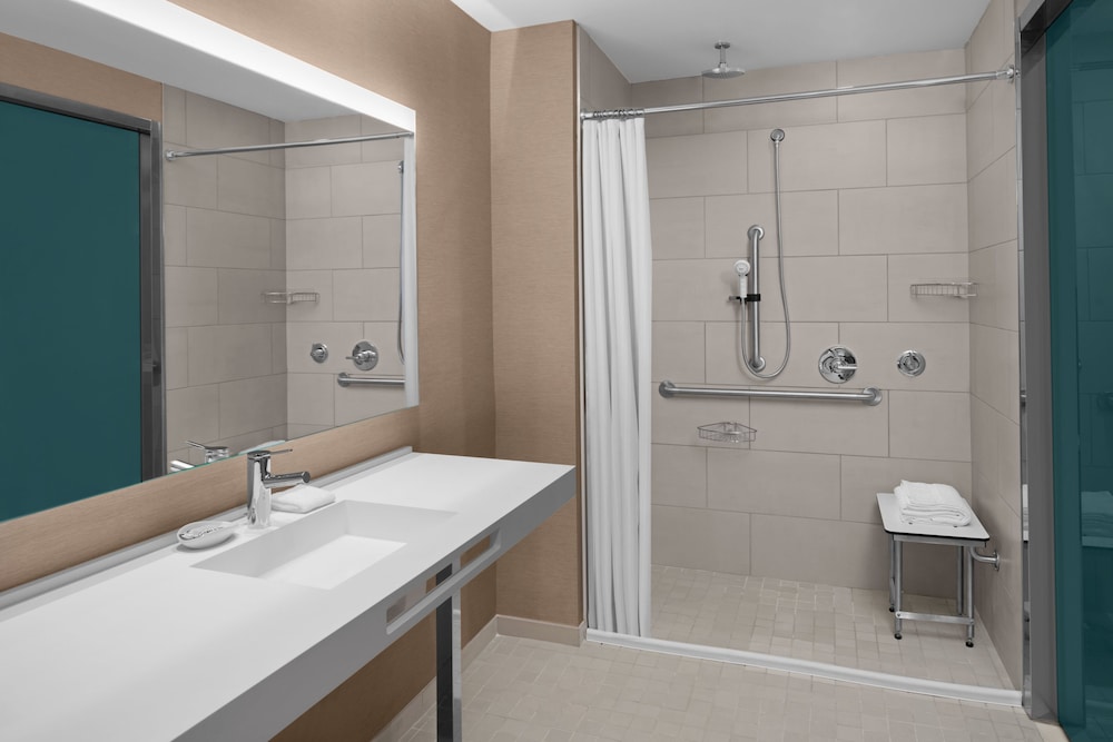 Standard Room, 1 King Bed, Corner (Mobility Accessible, Roll-in Shower) photo 2