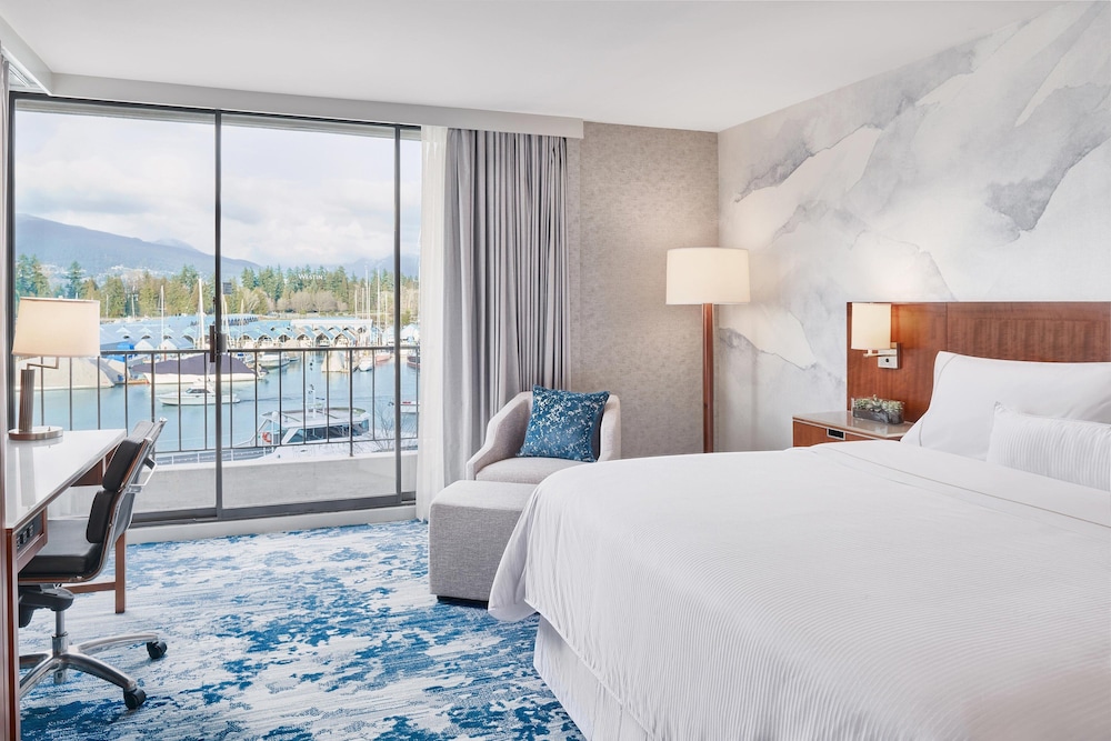 Deluxe Room, 1 King Bed, Mountain View - Photo 4