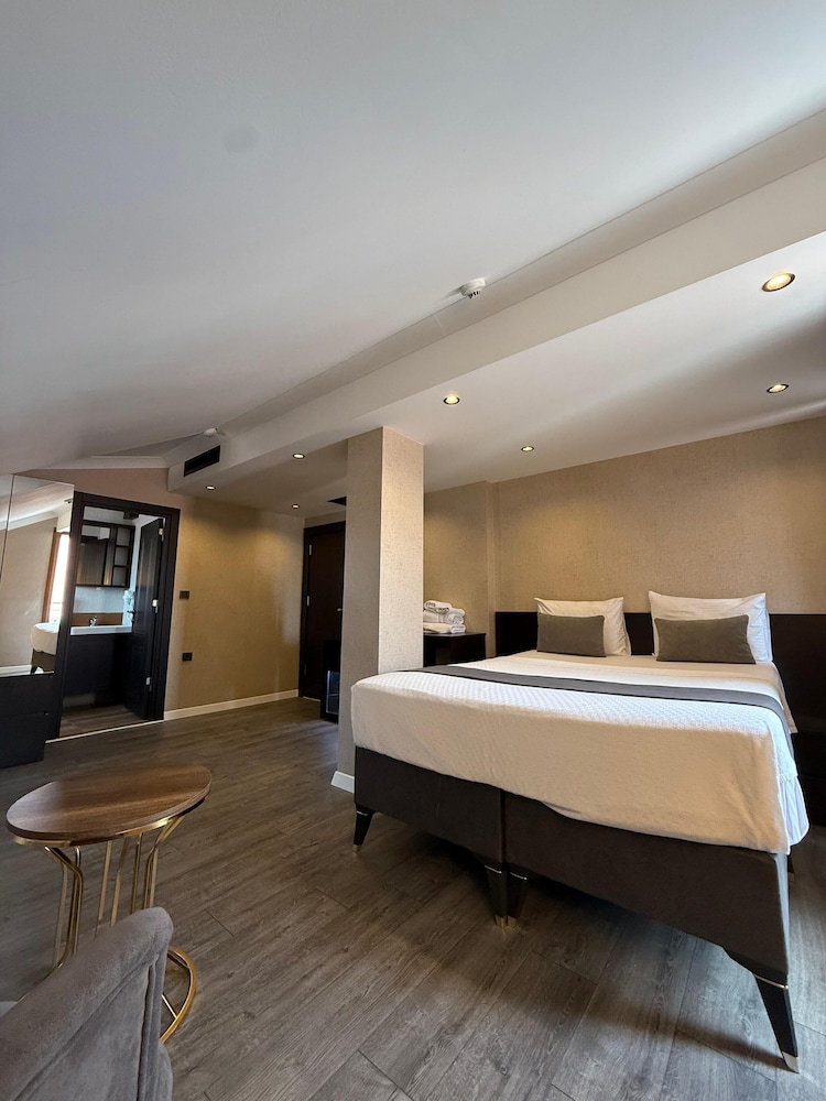 Premier Studio Suite, City View photo 3