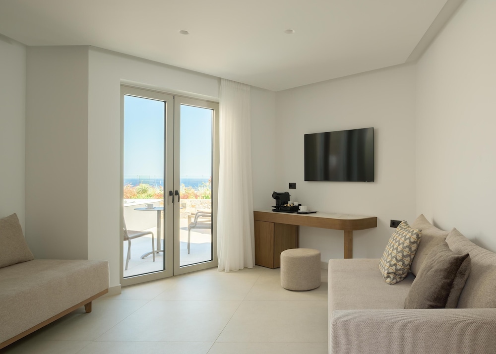 Suite with Hot Tub - Photo 6
