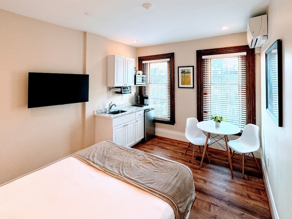 Basic Room, 1 Queen Bed, Shared Bathroom