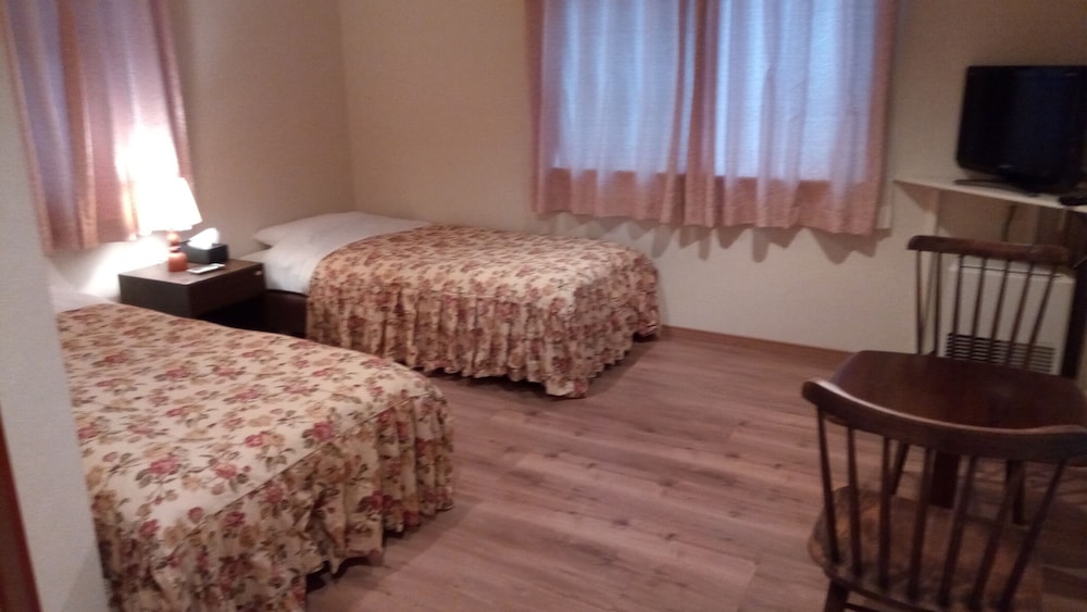 Basic Room, 2 Twin Beds, Non Smoking, Mountain View