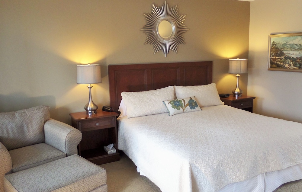 Deluxe King (Upstairs Rooms Only, No Elevator, No Pets) photo 1