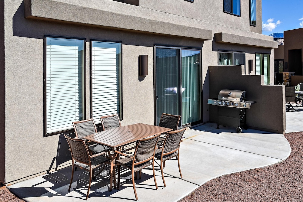 House, Multiple Beds, Mountain View (High Desert Hideaway) photo 2