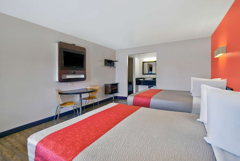Standard Room, 2 Queen Beds, Non Smoking - Photo 9