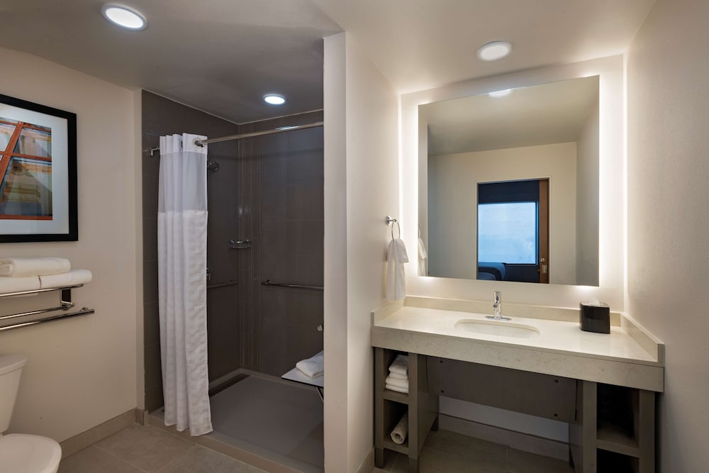 Suite, 1 Bedroom - Photo 3