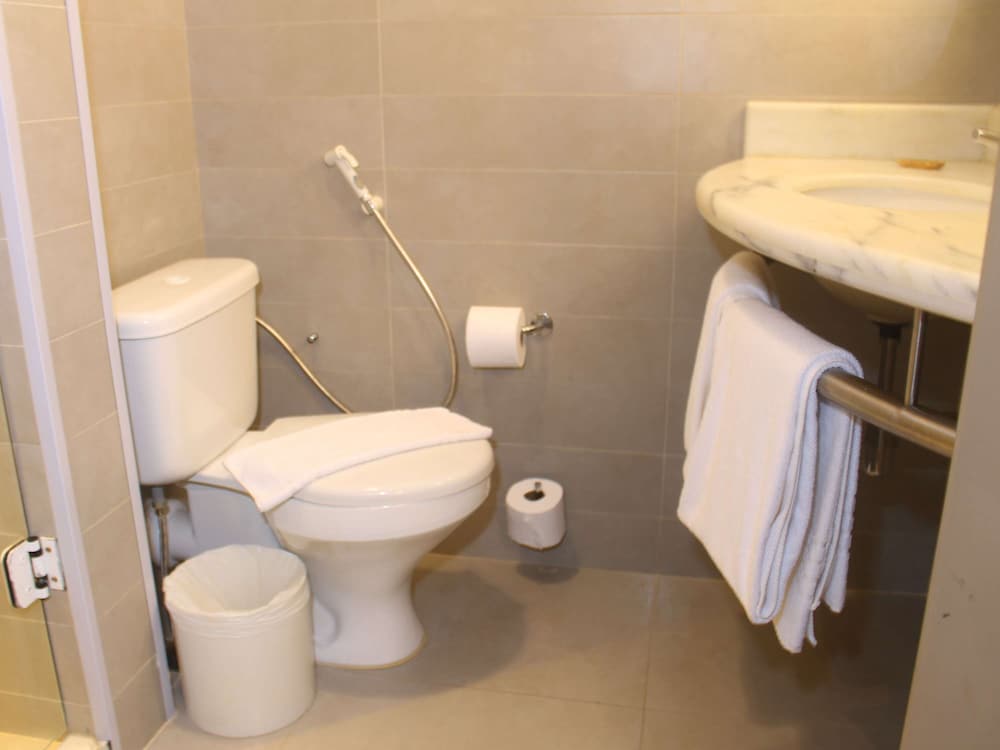 Standard Twin Room thumbnail 6