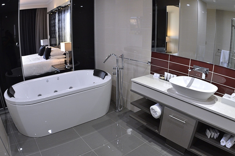 Executive Business Suite with Balcony thumbnail 6