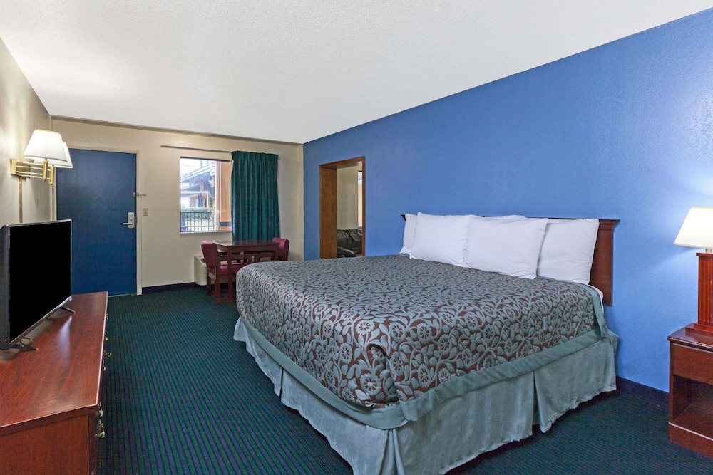 Standard Room, 1 Queen Bed, Smoking - Photo 3