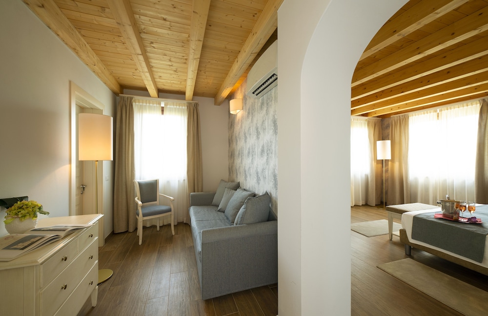Panoramic Suite, Hill View