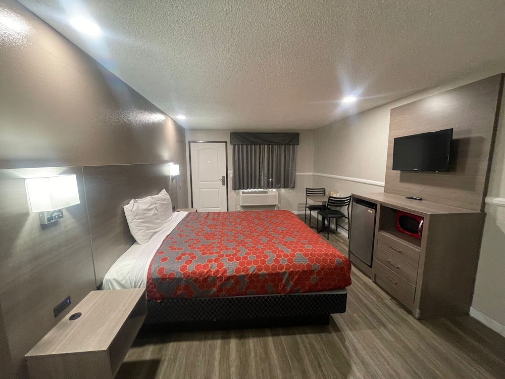 Comfort Room, 1 King Bed, Non Smoking, City View photo 3