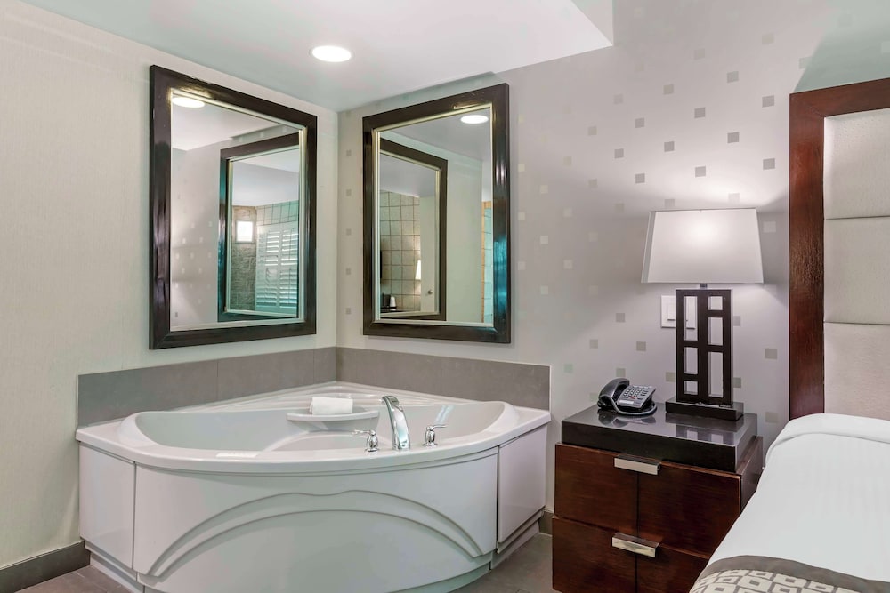 Suite, 1 King Bed, Jetted Tub - Photo 5