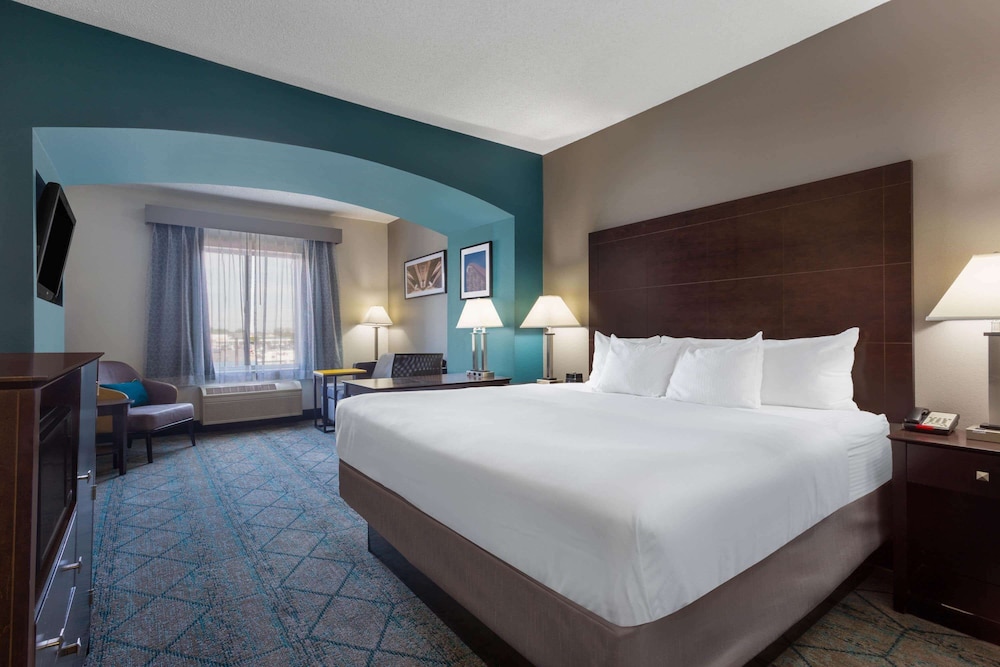 Deluxe Room, 1 King Bed, Non Smoking (Deluxe Executive Room) - Photo 3