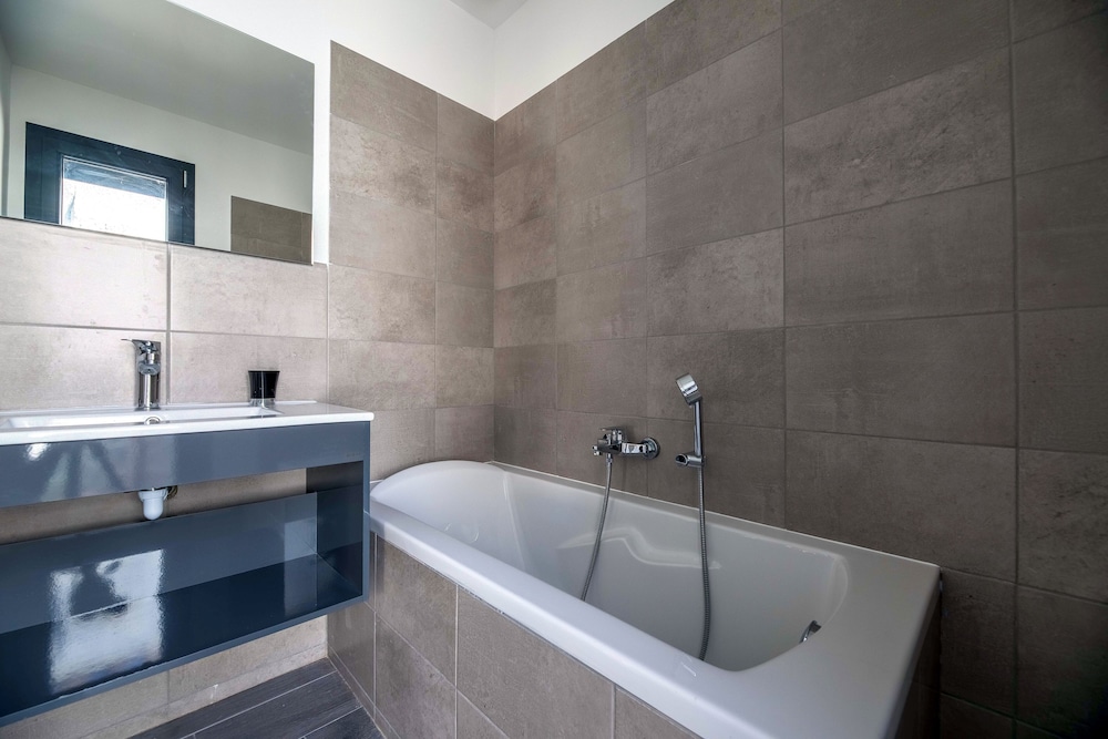 House - 6 people - 3 bedrooms - Air conditioned - 7m private swimming pool - Garden photo 3