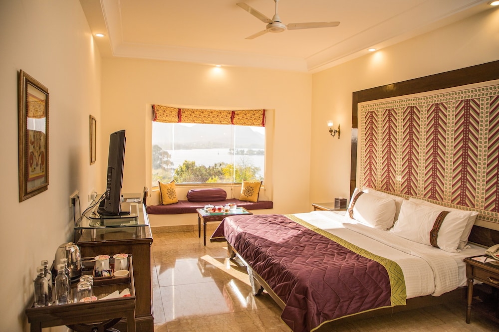 Room, 1 King Bed, Lake View - Photo 1