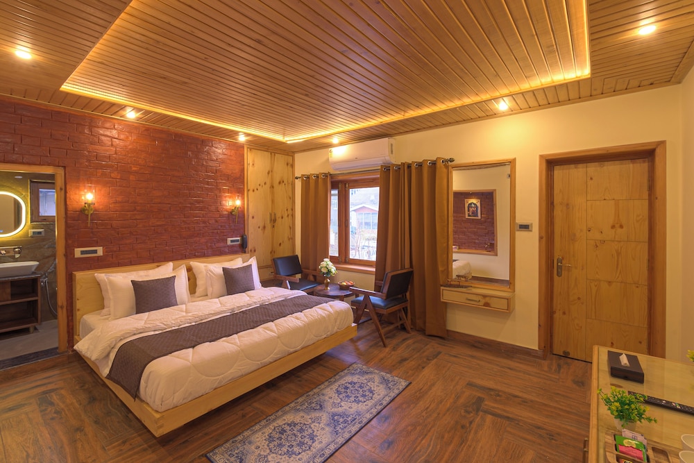 Deluxe Double Room, Garden View