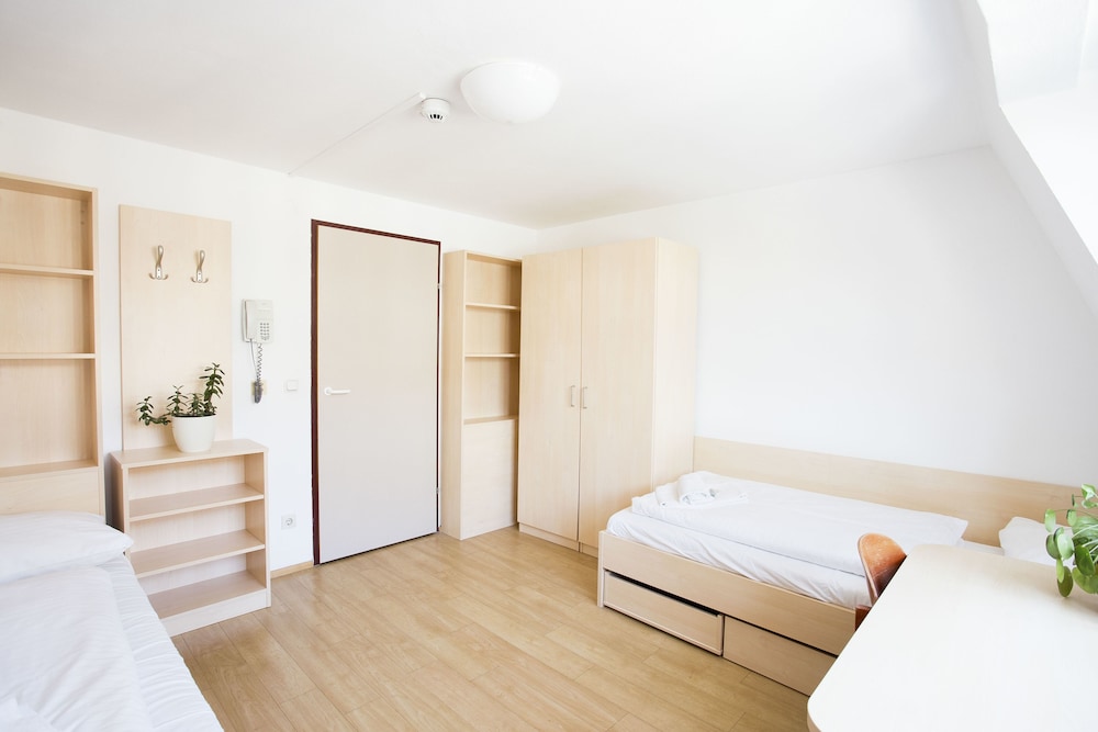 Single Room, Private Bathroom thumbnail 6