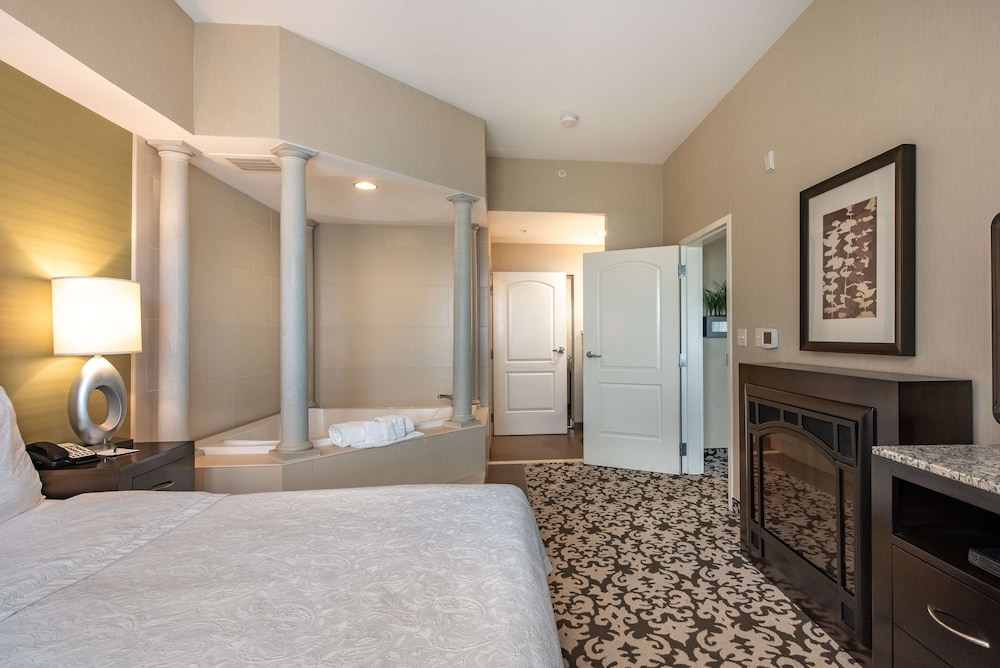 2 Bdrm 2 Bath Suite K/2Q w/ Whirlpool & Fireplace
