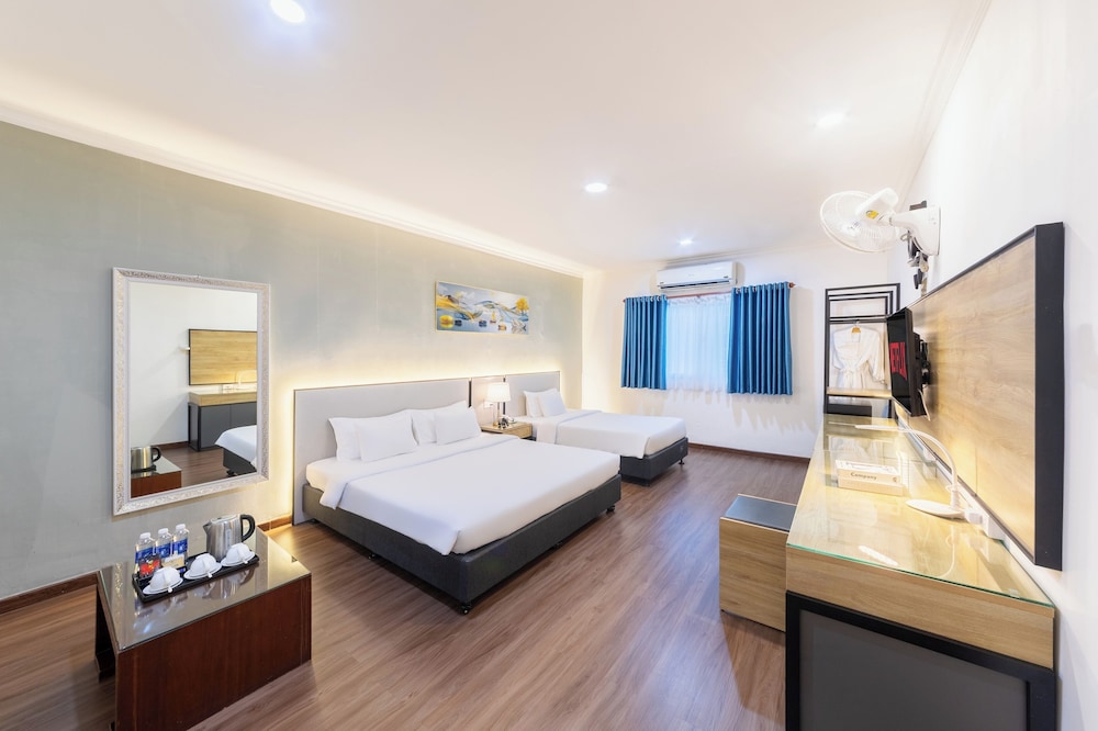 Grand Triple Room, City View photo 2