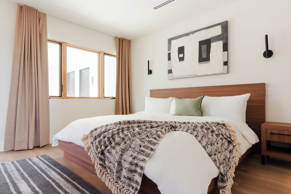 Premier Room, 1 King Bed, Balcony - Photo 1