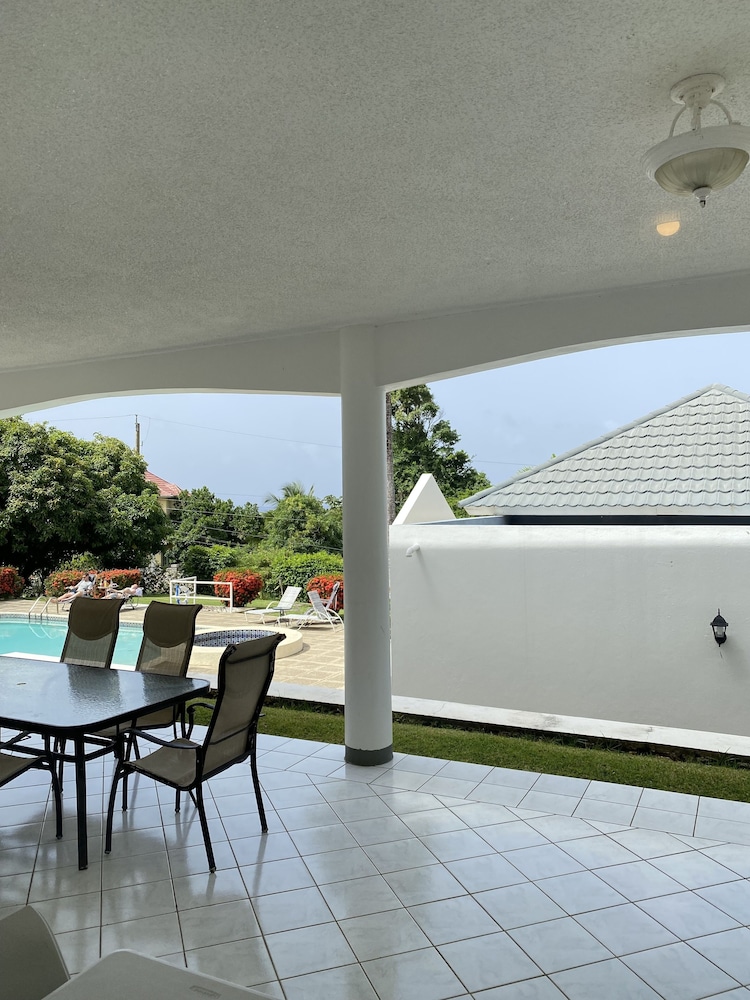 Superior Double Room, 1 King Bed, Pool View, Ground Floor photo 2