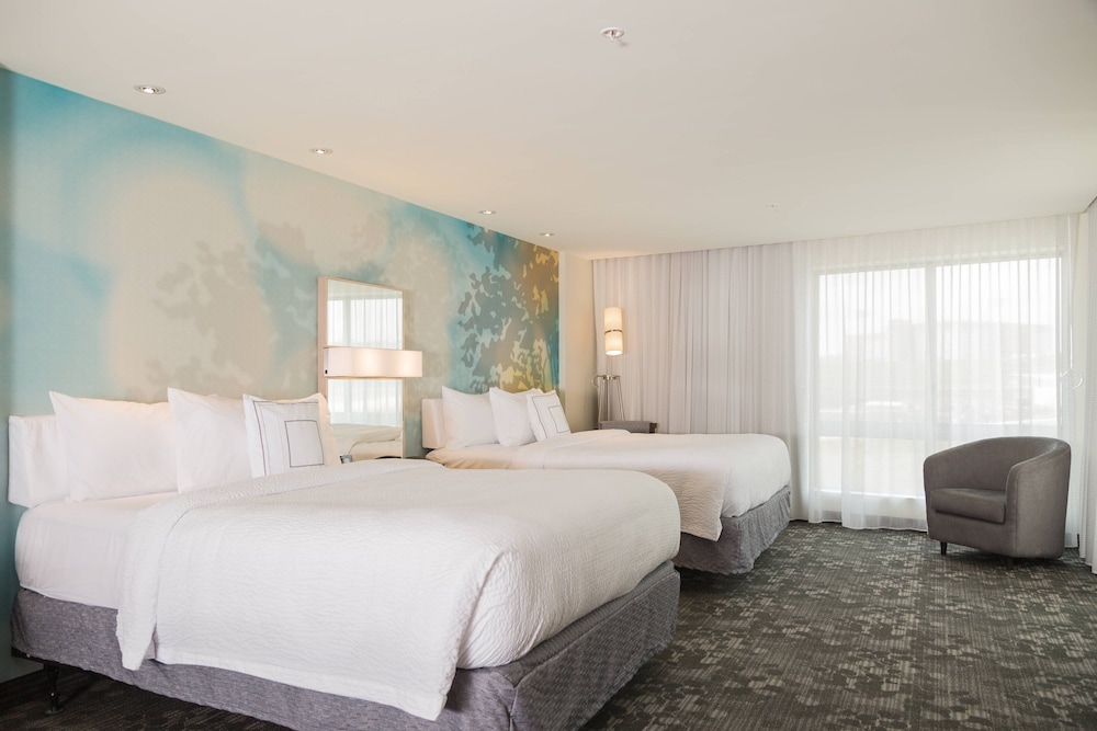 Room, 2 Queen Beds (Mobility Accessible, Roll-In Shower)