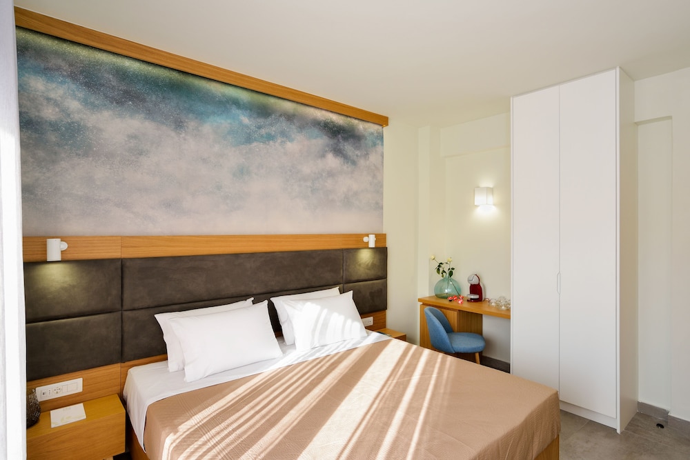 Two Bedroom Suite with Balcony - Photo 5