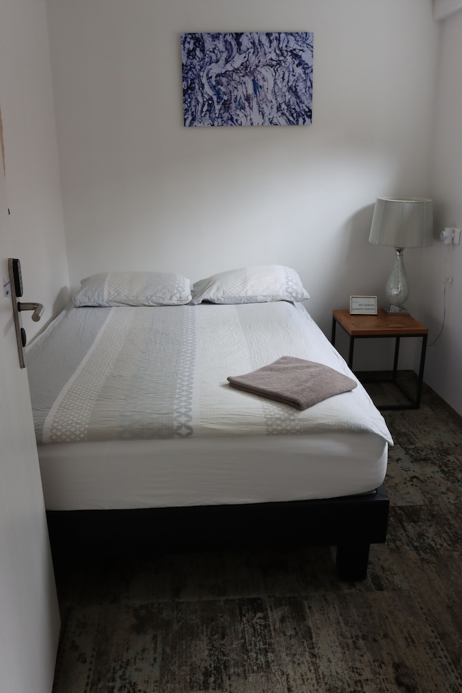 Single Room, Shared Bathroom photo 3