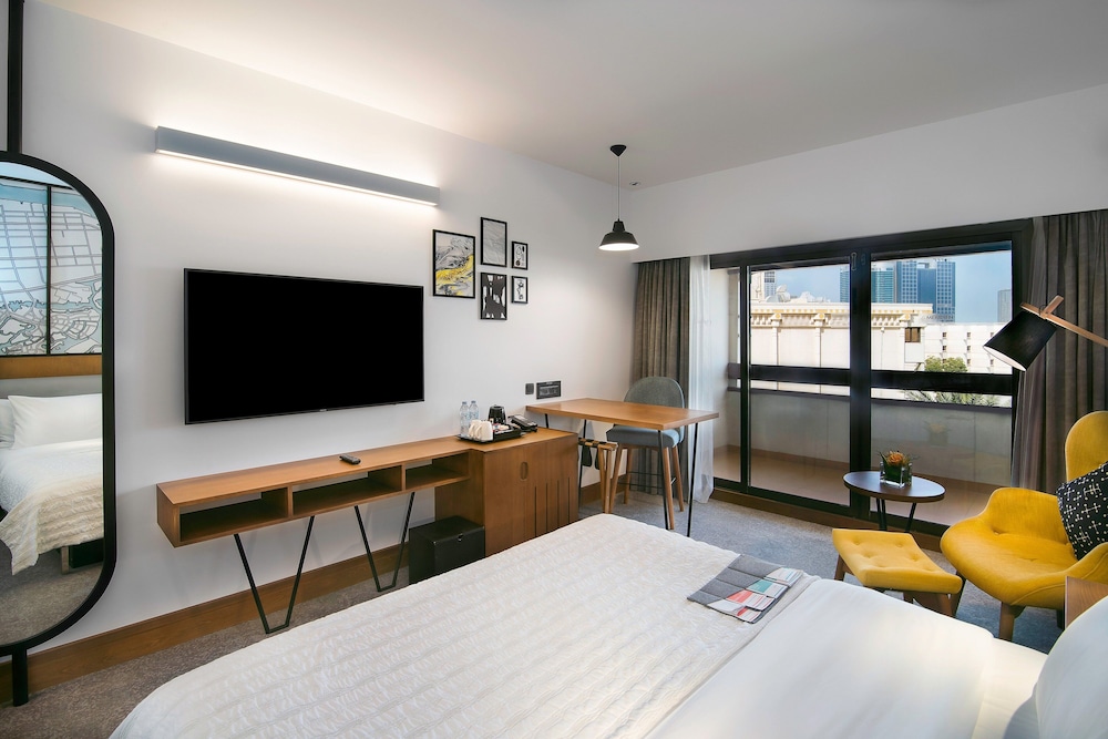 Club Room, 1 King Bed photo 1