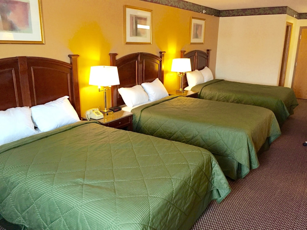 Queen Room With Three Queen Beds photo 2