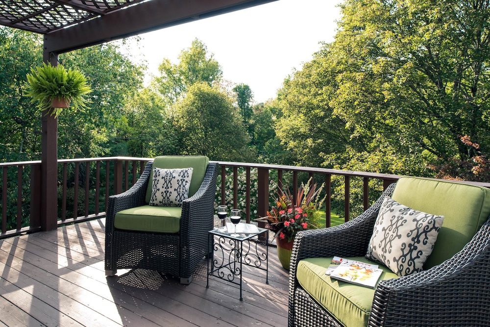 Luxury Suite, 1 King Bed, Balcony, Garden View photo 3