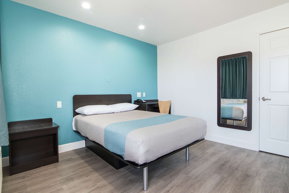 Deluxe Room, 1 Queen Bed, Non Smoking, Refrigerator & Microwave - Photo 3