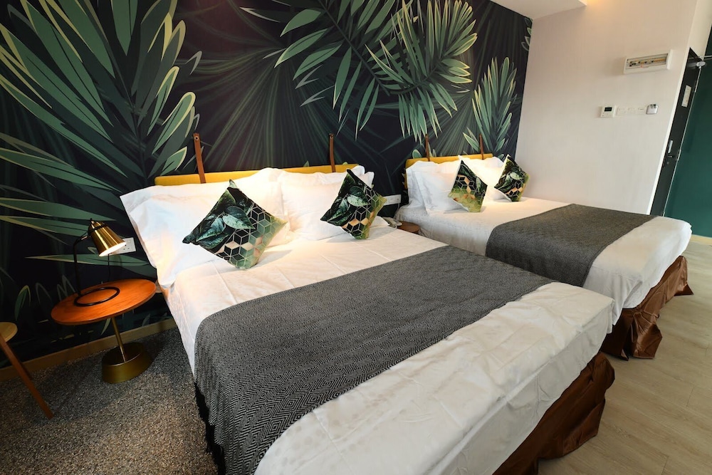 Deluxe Family Room (Double Queen) - Photo 2