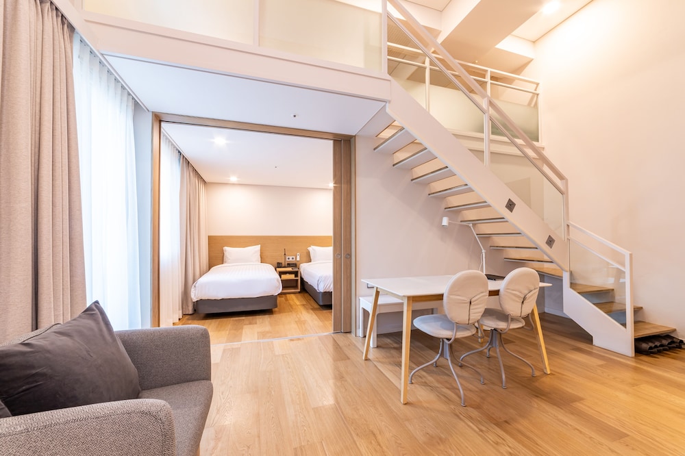 Premium Family Suite With Loft 1604 - Photo 1