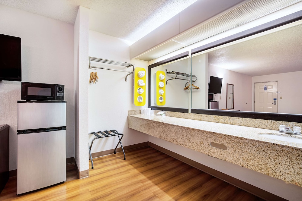 Deluxe Room, 1 King Bed with Sofa bed, Non Smoking, Refrigerator & Microwave - Photo 4