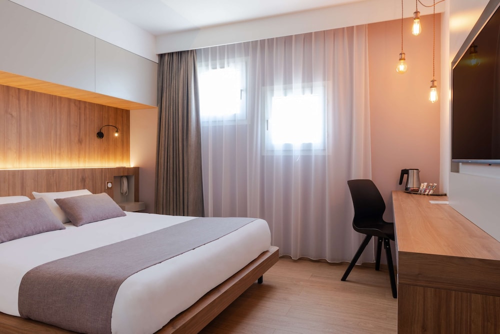 Standard Room, Multiple Beds - Photo 1