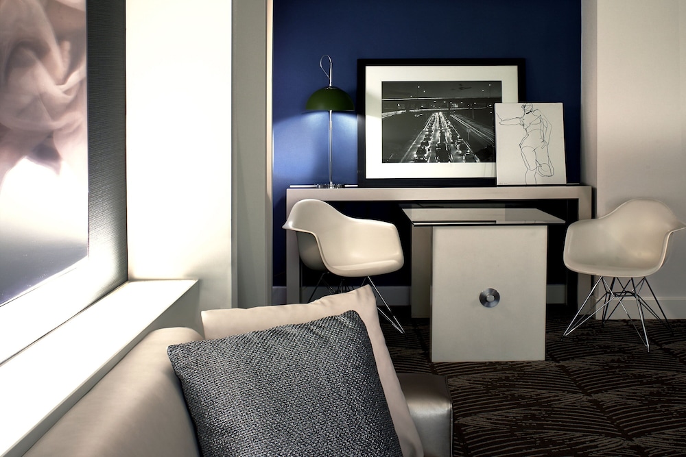 Suite, 1 Bedroom (Mobility/Hearing Access, Roll-In Shwr)