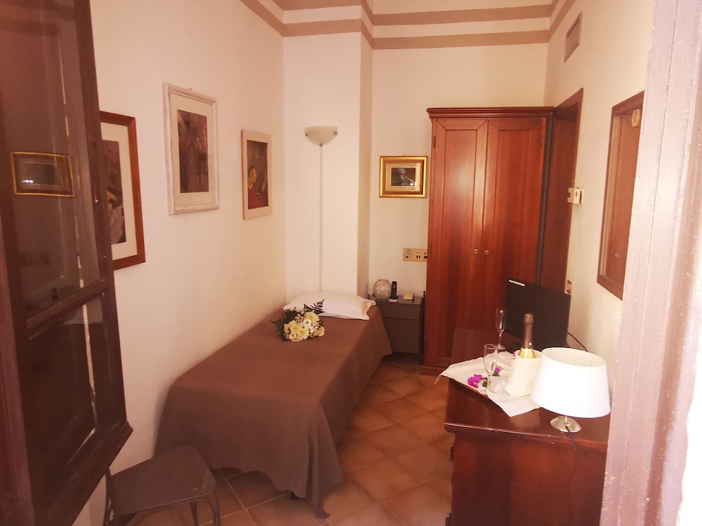 Basic Single Room photo 2