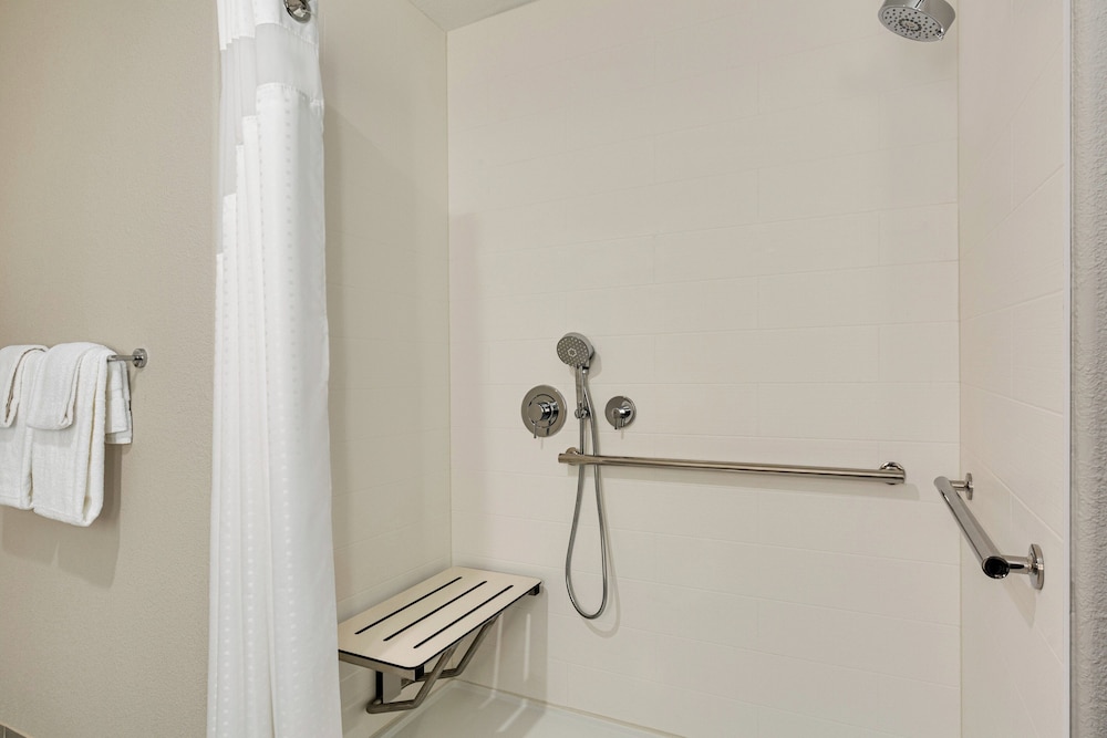 Standard Room, 1 King Bed, Roll-in Shower (Communications, Mobility) - Photo 7