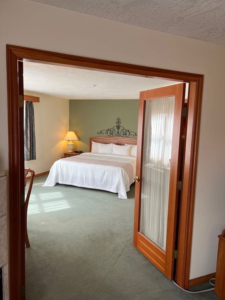 Suite, 1 King Bed with Sofa bed (Maple) photo 2