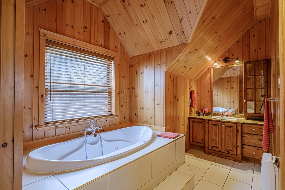 Executive Plus 52 - Beautiful Spacious log Home With Private hot tub Pool, Billede 10