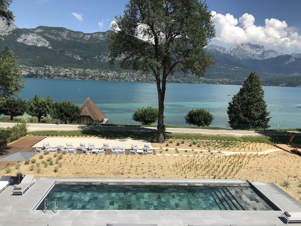 Room, Lake View