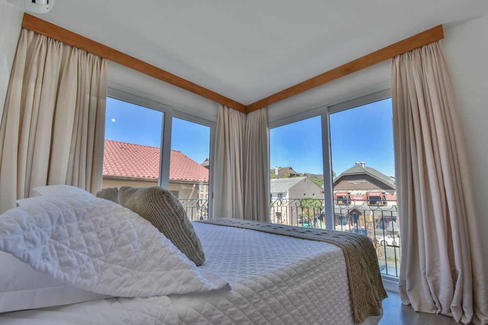 Superior Room, 1 Queen Bed thumbnail 5