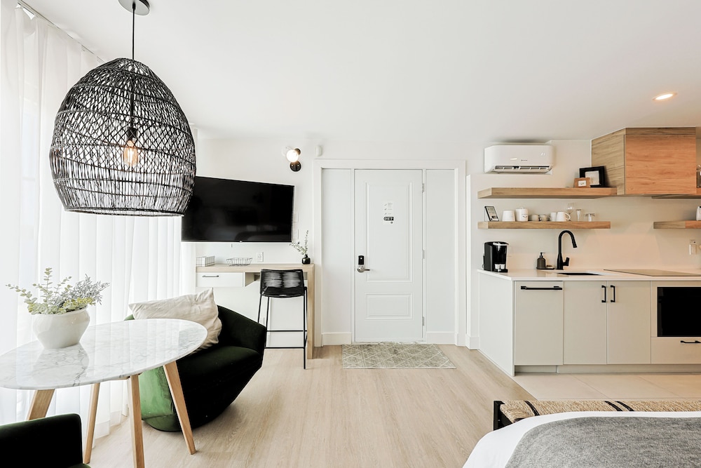 Signature Studio, 1 Queen Bed, Kitchen, Lake View photo 2