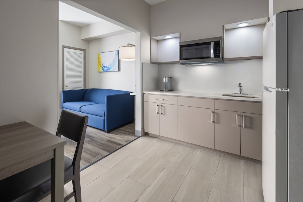 Suite, 1 Bedroom - Photo 4